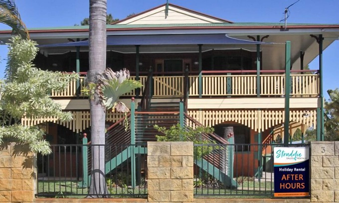 Amity Point Apartment | Spacious top floor 4 bedroom unit - walking distance to beach