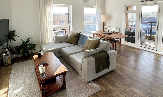 Wandle Valley Apartment | Spacious Top Floor 1 Bed Apartment (24 mins to Victoria)