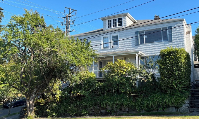 North Queen Anne House | SPACIOUS Town home in Queen Anne 3 BLKS to Ship Canal 10 min UBER to Cruise Term