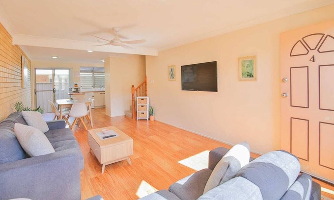 Bundaberg South House | 🏠 Spacious Townhouse with 2 Toilets, King Beds with Aircons 🏠