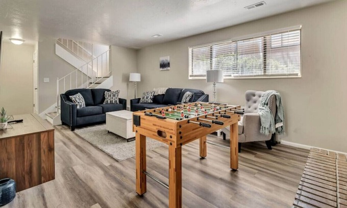 Canyon Rim House | Spacious Townhome w/ King Bed and W/D