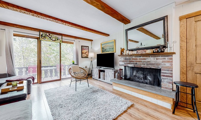 Franconia House | Spacious townhome with mountain view, deck, fireplace, & fast WiFi