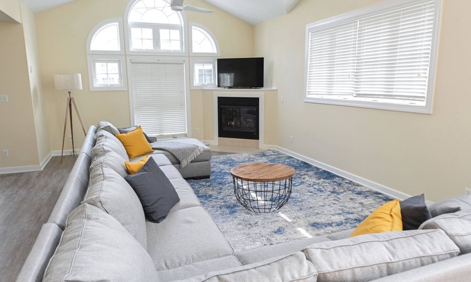 Bayside Village House | Spacious townhouse 4 miles from the beach
