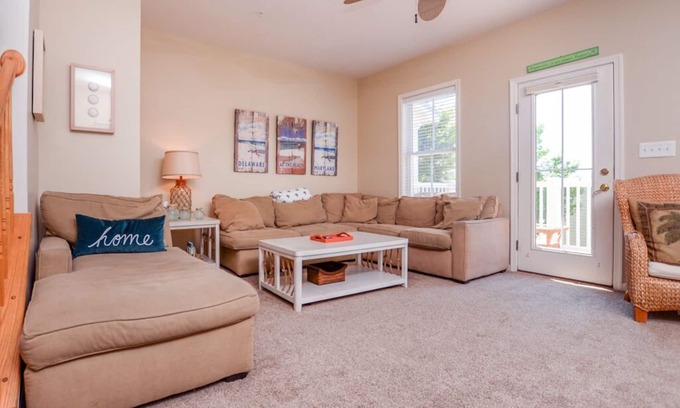Sunset Island House | Spacious townhouse in a beautiful gated community located on the bayside at 67th Street