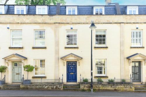 Wells House | Spacious Townhouse Private Parking Central Wells