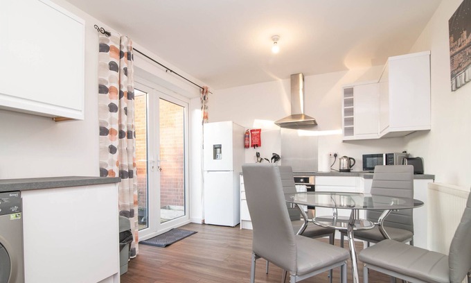 Brierley Hill House | Spacious Two-Bed House with Parking and Garden