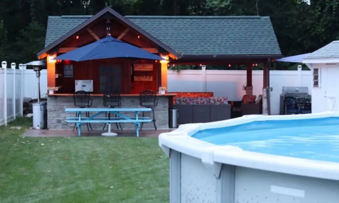 Geneva House | Spacious unique property with 4.5 bedrooms in Geneva.WiFi handicapped accessible