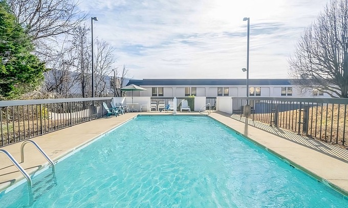Lookout Valley Neighborhood Association Resort | Spacious Units in Knights Inn Chattanooga! Near Attractions, Pool, Parking!