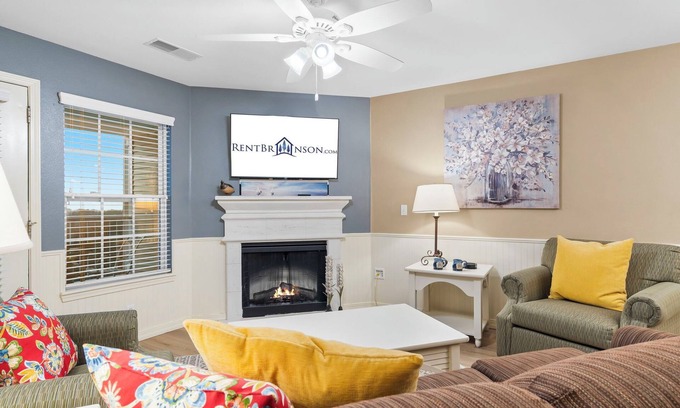 Kimberling City Condo | Spacious Updated Condo-Lake Access-Free Attraction Tickets-Mini Golf-Outdoor Pool-Pickleball