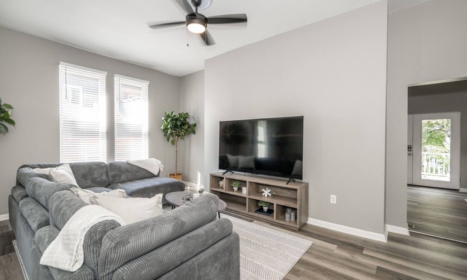 Roselawn Finance House | Spacious, Updated 6 BDR Home Sleeps 14! Perfect for Families or Large Groups