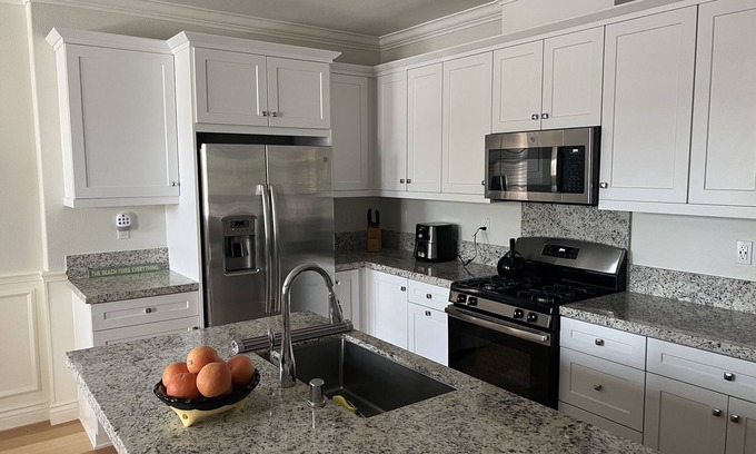 Santa Clarita House | Spacious, upgraded 3 bedroom townhome