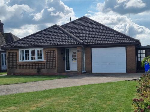 Boston House | Spacious & Upmarket 2 Bedroom Detached Bungalow in Boston