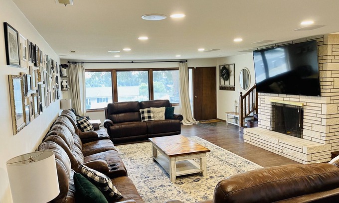 Pullman House | Spacious Upper Level Near Park N Ride - 8+ people