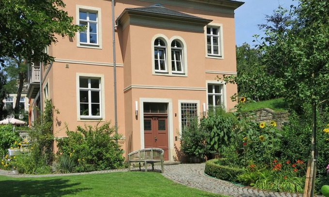 Loschwitz Apartment | Spacious vacation apartment on the Elbe slope - directly on the Blue Wonder