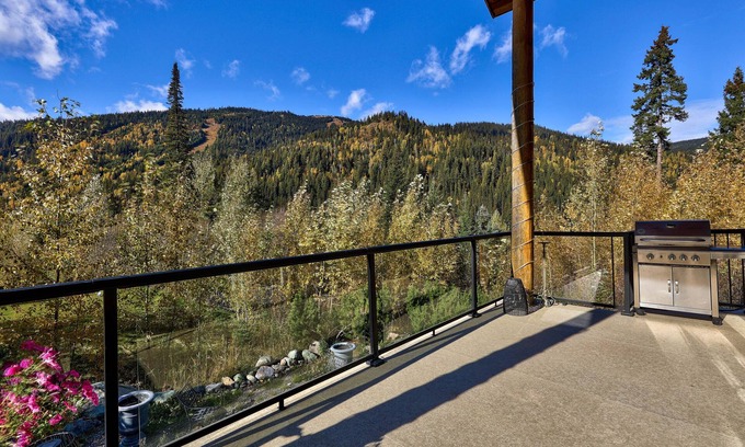 Fairways House | Spacious Vacation Home with 3 Bedroom + Loft & Den, 3 Bathroom, Private Hot Tub and Gorgeous Kitchen