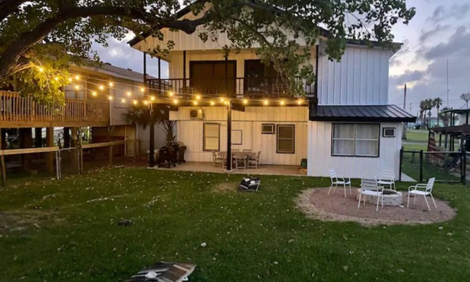 Port O Connor House | Spacious Vacation Home: Sleeps 16, 1/2 mi to Beach & Boat Ramp - Family Friendly