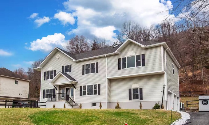 Wantage House | Spacious Vernon retreat home