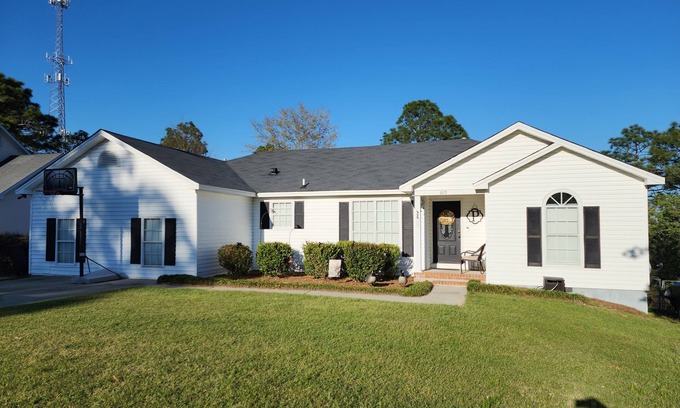 North Augusta House | Spacious Villa with swimming pool and game room
