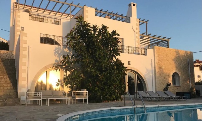 Plaka Villa | Spacious villa with private pool