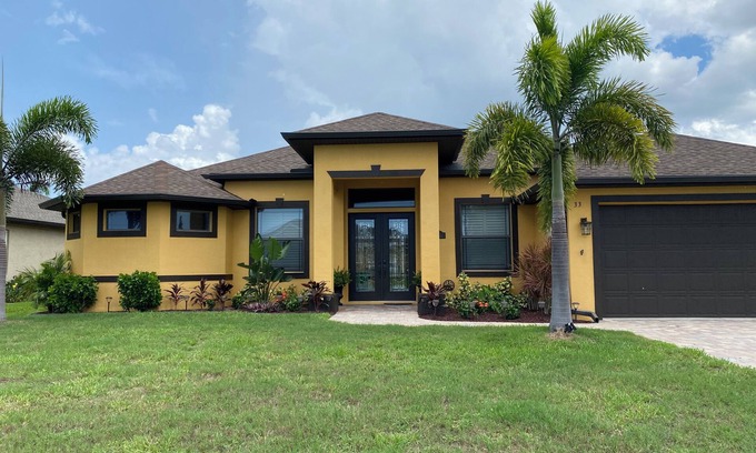 White Marsh House | Spacious Waterfront 4+ bedroom Pool Home in delightful Rotonda West, FL