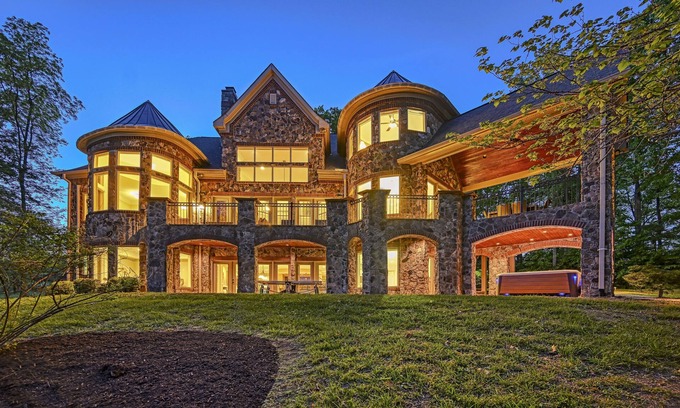 Mineral House | Spacious waterfront house with private hot tub, sauna, pool table