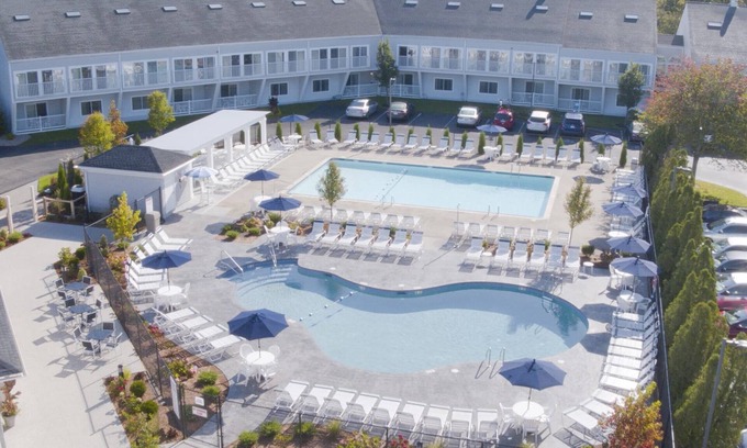 West Yarmouth Resort | Spacious waterfront townhouse at Cove at Yarmouth