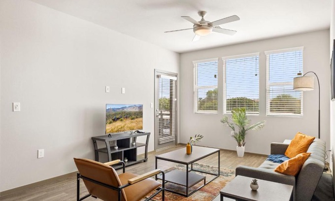 Glendale Sports and Entertainment District Apartment | Spacious Westgate CozySuites by stadium with pool 2