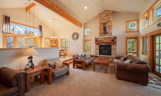 Wildernest House | Spacious Wildernest Retreat w/Hot Tub & Mountain Views