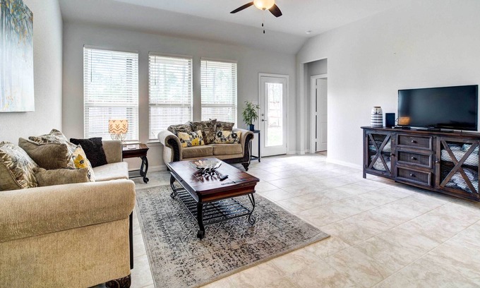 Willis House | Spacious Willis Home - Pets Welcome!