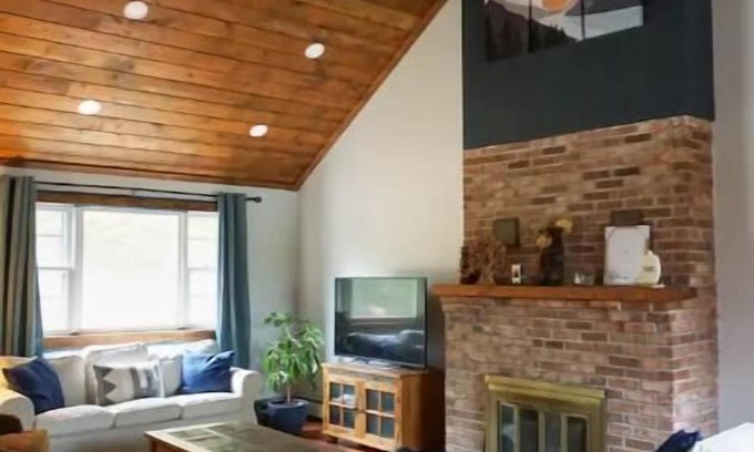 Johnsburg House | Spacious yet cozy house close to Gore Mountainnn