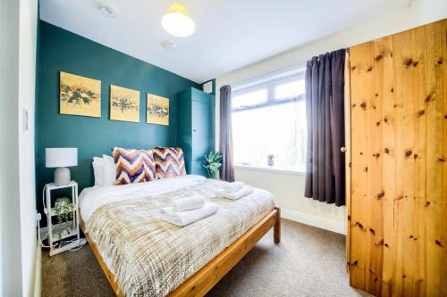 Tatenhill Apartment | Spacious Yet Low Rate 5 Bedroom House in Coventry, Sleeps 10, Free Parking with Garden and Unlimited Wi-Fi - THL