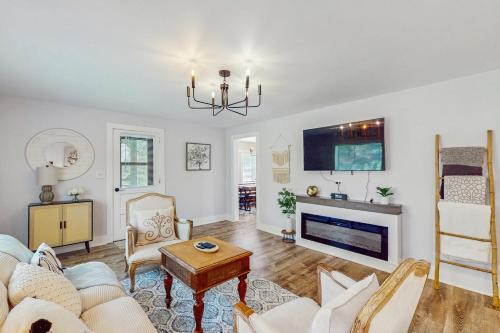 Newland House | Spanish Oak Getaway