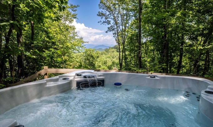 Bryson City Cabin | SPECIAL *January 20% off* Hot Tub & Mountain views
