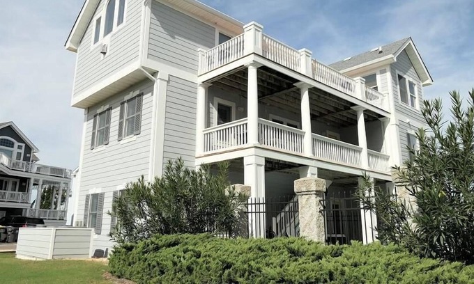 Buck Island House | Specials! Free pool heat! Flexible stay, Walk to the Beach, Amenities!