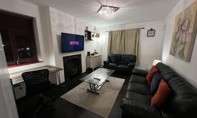 Snaresbrook Apartment | Specious 2 x double bedroom flat in London E18