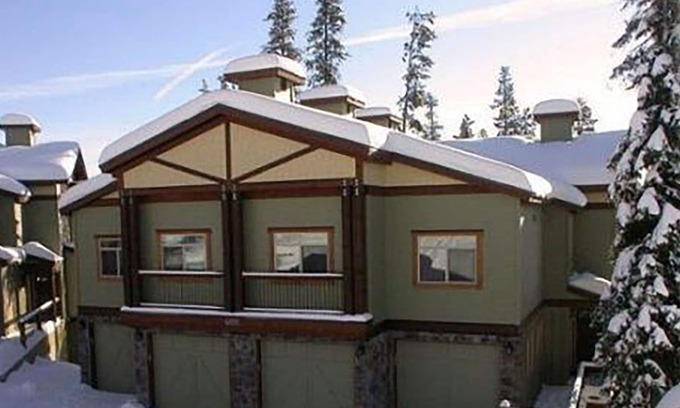 Snow Pine Estates House | Spectacular 4-Bedroom True Ski-In/Ski-Out Family-Friendly Chalet with Hot Tub