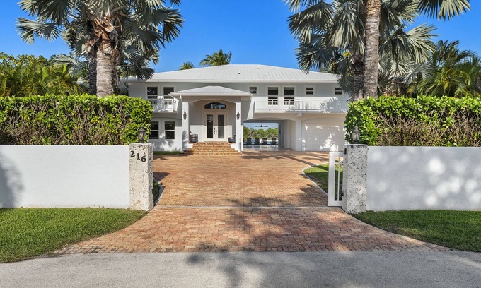 Tavernier Villa | Spectacular 4 bedroom 4 1/2 bath villa on Tavernier Creek in Florida Keys.