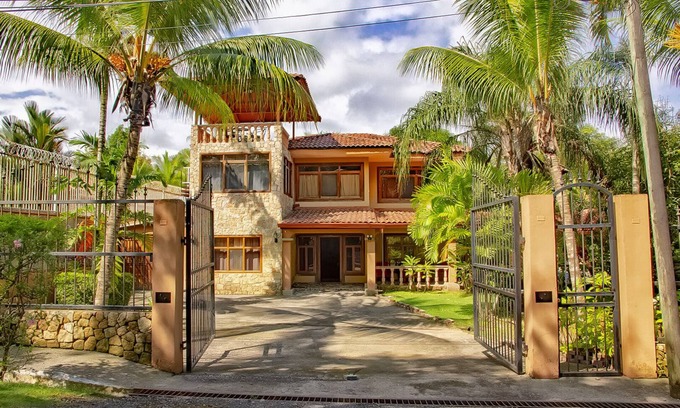 Villas Xihu House | Spectacular 4/5 Bedroom 3.5 Bath 15 Minute walk to the Beach - Sleeps 15 - Pool!
