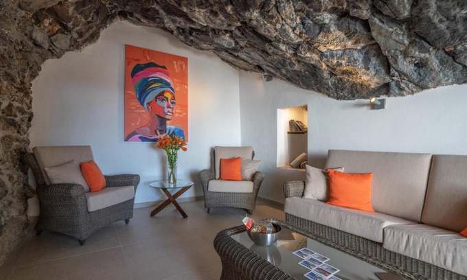 Bocacangrejo House | Spectacular Cave with two large terraces (70m2) by the sea