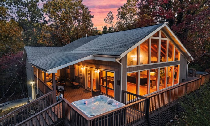 Gatlinburg - Pigeon Forge Ski Chalet | Spectacular Gameroom|2 Decks|Fire Table|Spacious