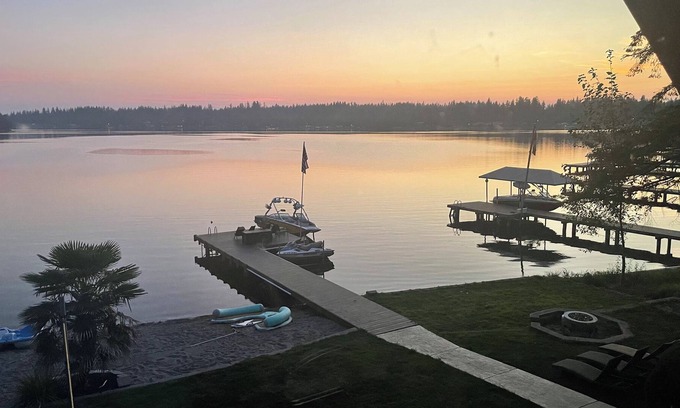 Lake Goodwin House | Spectacular lakefront - sand beach, dock and hottub