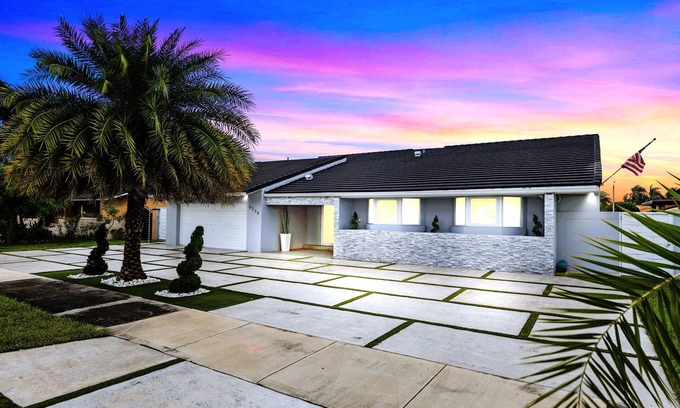 Westchester Villa | Spectacular Miami, 12 Miles from Downtown/GameRoom/Heated P