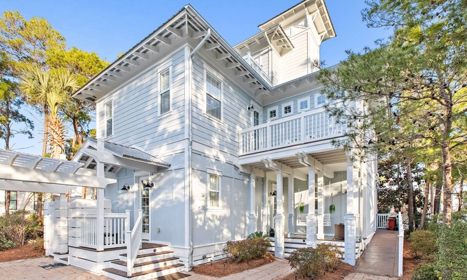 Greenway Park House | Spectacular retreat with furnished balconies & community pool