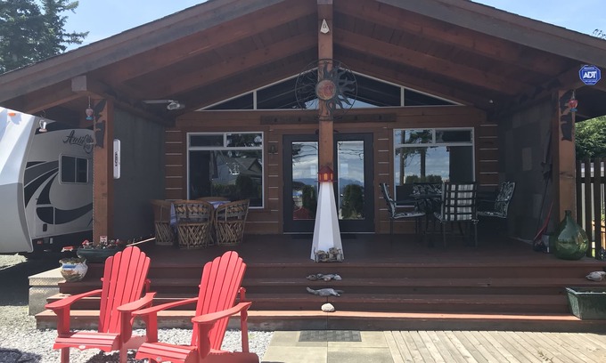 Campbell River Cabin | Spectacular sunrises, beautiful Ocean view & Wild life at your fingertips!