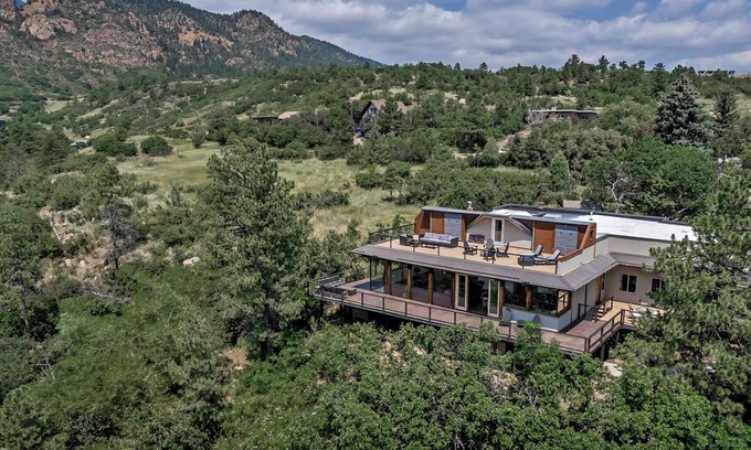 Cheyenne Canyon House | Spectacular Views - Stunning Modern Broadmoor Home
