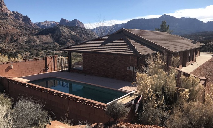 Zion National Park South Entrance House | Spectacular view of Zion National Park