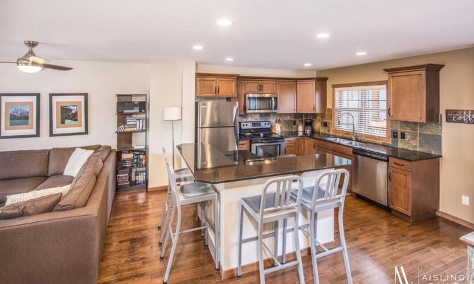 East Kootenay Apartment | Spectacular views, Downtown, Bikes, Games, Ps4
