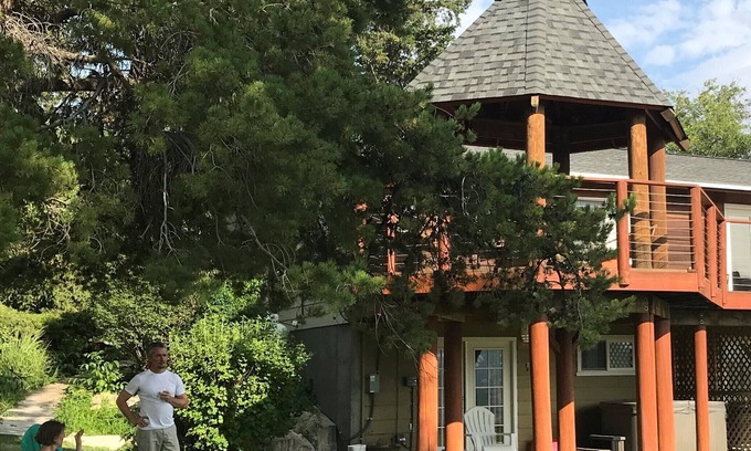 Manson House | Spectacular Views on 4 Acre Family Oasis Among Vineyards and Orchards