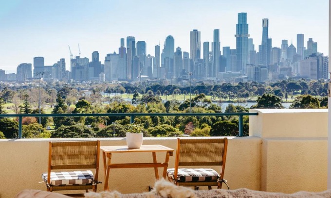 St Kilda Apartment | Spectacular views over Albert Park
