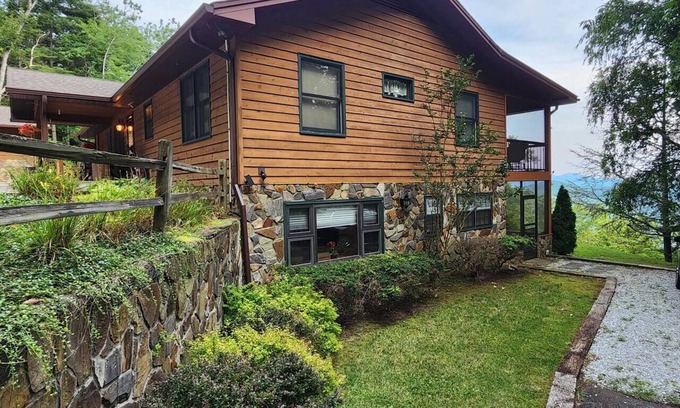 Franklin Cabin | Spectacular Views, Screened Porch, Peaceful